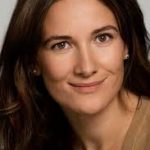 Caroline Klaus voix française de Sarah Solemani